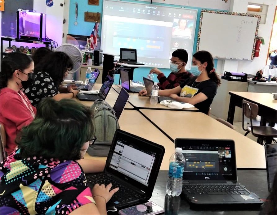 Figure 2. STEAMezcla students using EarSketch in one of their online weekly workshops with Remezcla facilitator Lilliana. 