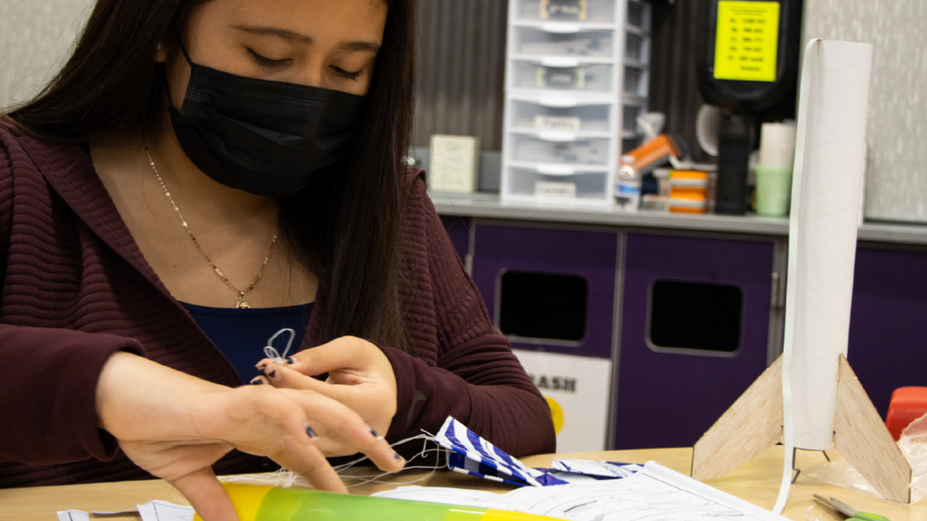 How does a parachute’s design affect the speed of descent and landing