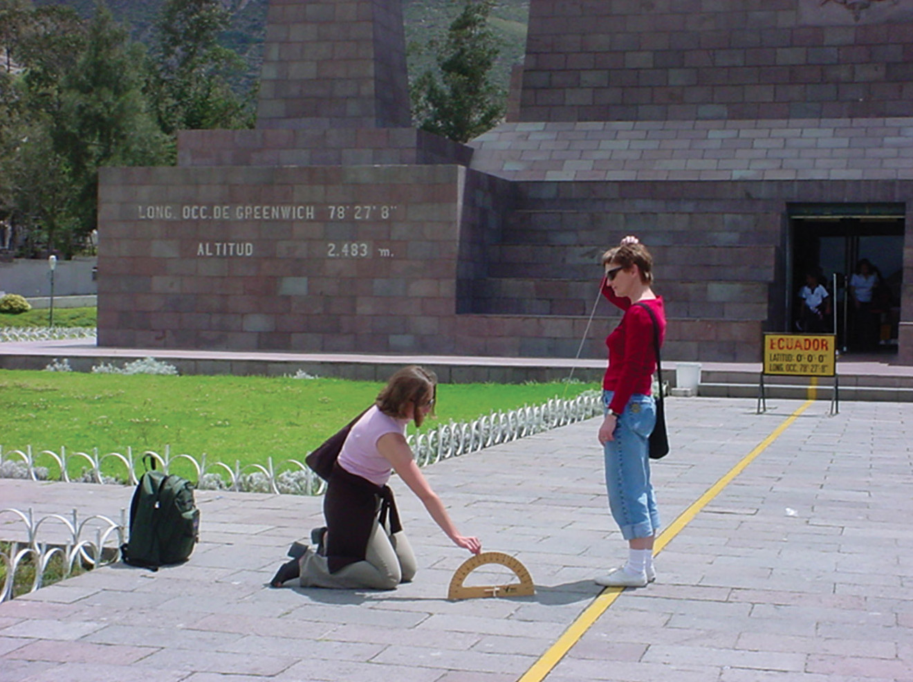 Figure 1 Measuring the Sun’s altitude at the equator. 