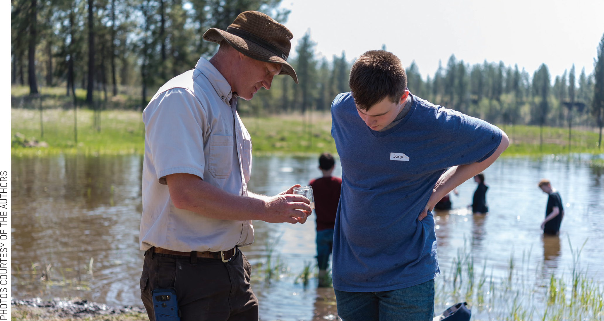 Partners for Fish and Wildlife biologist, Brian Walker, shares macroinvertebrates with curious student (photo by Bridget Mayfield, Pescado Lago Studios).